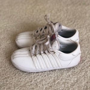 K-SWISS Childrens sneaker in classic white.